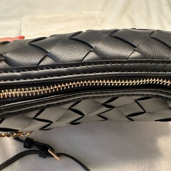 Quilted Vegan Crossbody NWT - Picture 4 of 8